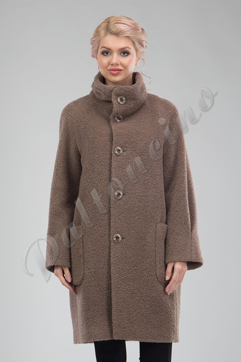 Купить бежевое пальто средней длинны из ламы с накладными карманами